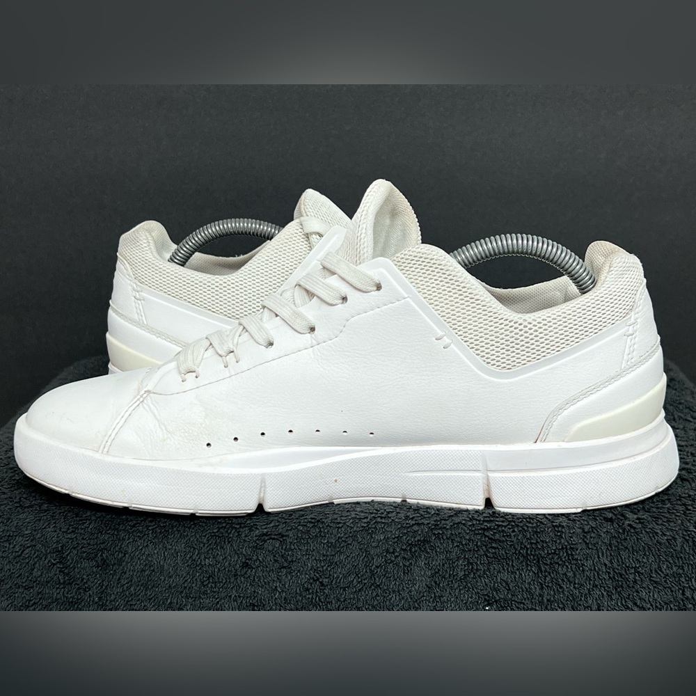 ON CLOUD The Roger Clubhouse Womens Size 10.5 Sneakers White Lace Up NICE - Picture 3 of 9